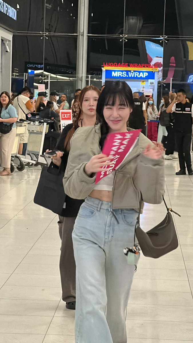 JT_Phaphat's tweet photo. ต้นปีมีสิ่งดีให้พบเจอ เดินทางปลอดภัยนะคะ คนสวย
#MCTiffanyxSMAinBKK
#SMAinBKK
#33rdSeoulMusicAwardsinBKK
#TiffanyYoung 
#티파니 #티파니영 https://t.co/LPfCCbNmhd