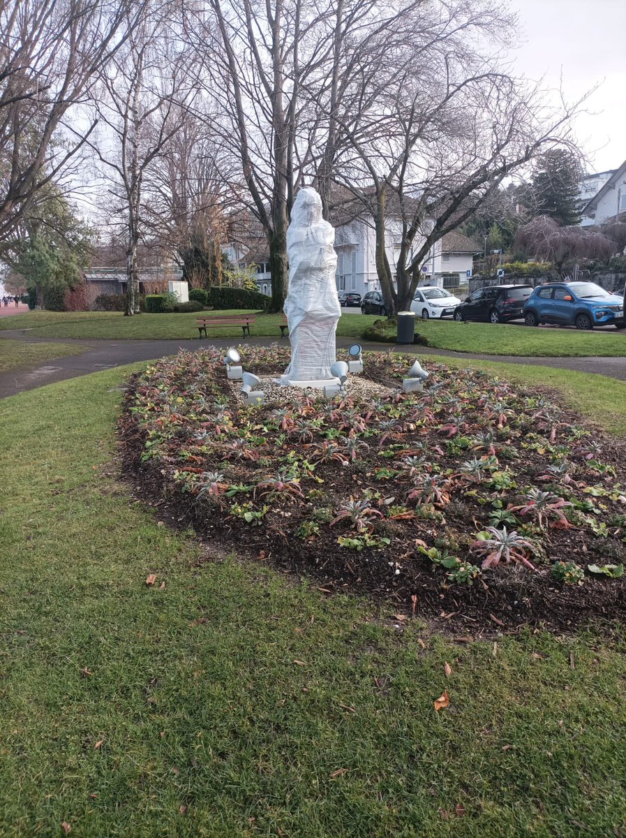 SevinjF's tweet photo. "La lutte contre les monuments à la française”. French style of fighting monuments: the #monument to Khurshudbanu Natavan in the French city of #Evian is preparing for dismantling.
The French authorities apparently do not understand that it is necessary to preserve monuments as evidence of history.