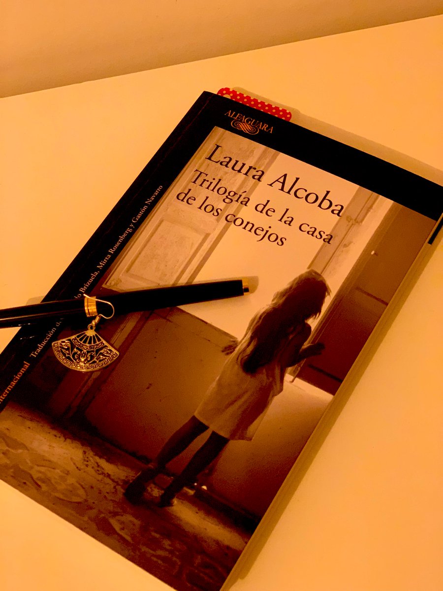 Franortsi's tweet photo. Trilogía de la casa de los conejos 
Des histoires émouvantes et très intimes. J’ai adoré cette sensibilité et ce travail autour du langage. Un livre où les mots ont tout leur sens. Un vrai chef d’œuvre  qui nous questionne au fur et à mesure de sa lecture. @AlcobaLalcoba https://t.co/W5r7JkpOvu