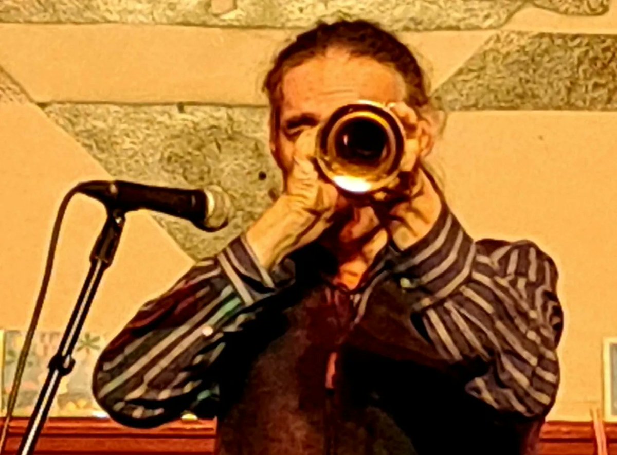 Comenzamos, catalejo en mano, divisando cómo se presenta este año.
De momento no tengo ni idea de lo que nos depara este 2024. Lo único que se es que la semana del Café Central va viento en popa. 
Vente!!!
Disfrutemos mientras podamos!!!