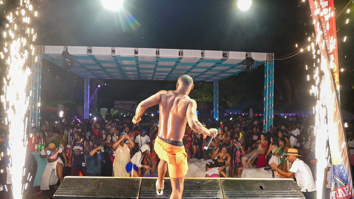 DJQuest268's tweet photo. Spent NYE in one of the vibeziest place on earth 🇻🇨 headed back to the 268 🇦🇬 the next day to party with some people who’s had my back from the very first day. Felt like a good way to start the new year!
📸: @chaso_media
.
.
.
#djquest #djquest268 #CaribbeanDJ #DJ #AntiguanDJ https://t.co/hQNqBXSaLp