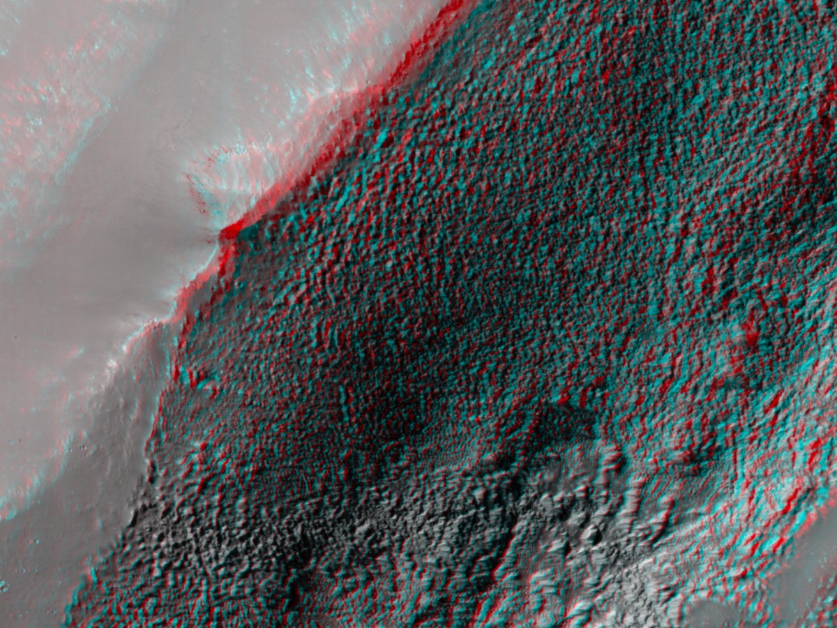 HiRISE 3D: Light-Toned Exposures near Voeykov Crater Our goal here is a comparison with CaSSIS DTM and stratigraphy. CaSSIS also identified peculiar color variation here. uahirise.org/anaglyph/ESP_0… NASA/JPL-Caltech/UArizona #Mars #3D