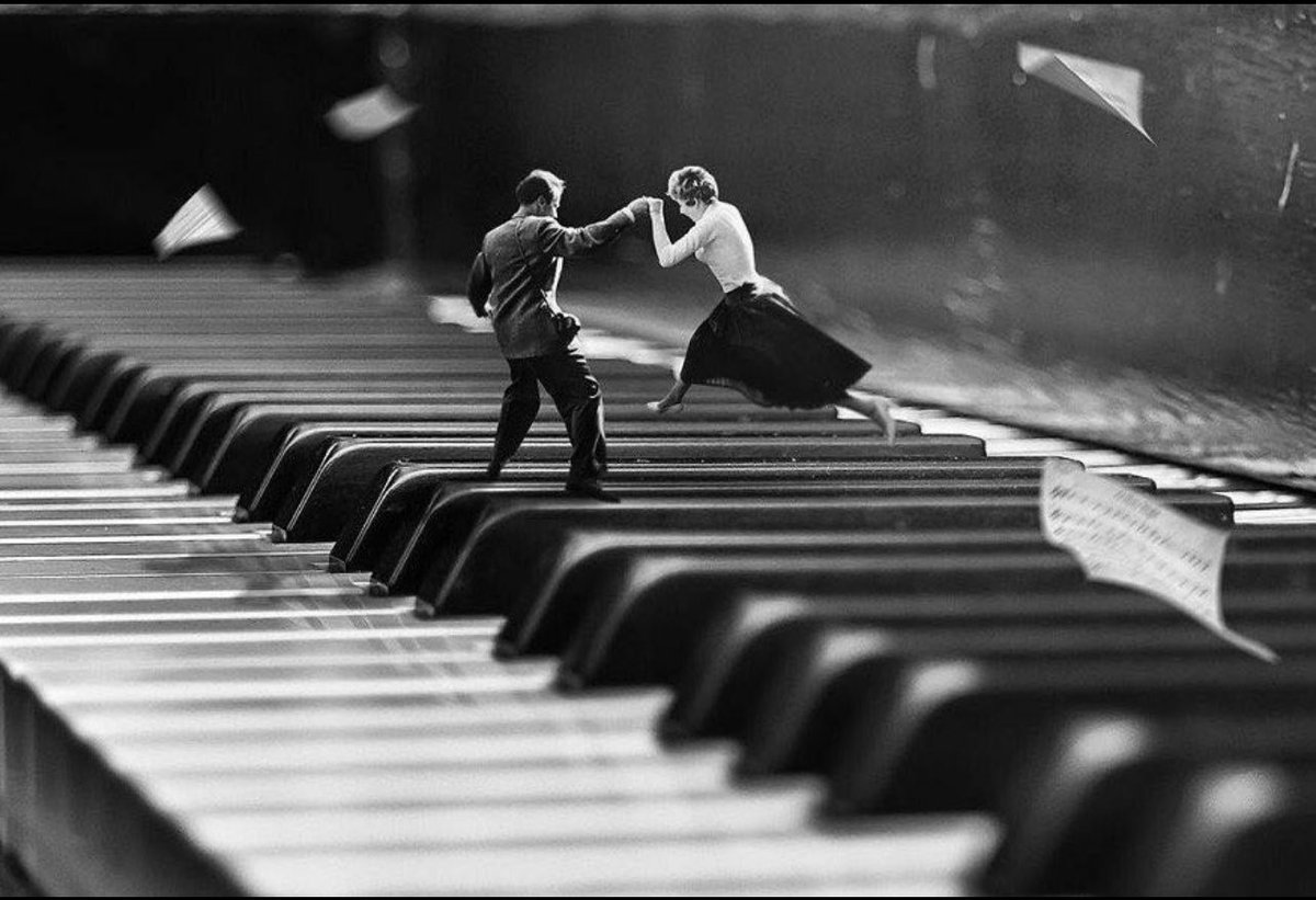 يحبون الحياة و غربلتهم الظروف و تنحوا عنها، و 

عند رجوعهم للحياة بإرادتهم يعللون العودة 

بأسباب ساعدتهم و لا يدركون أنهم هم أتاحوا لها

 و تعللوا بها لأنهم #هم_يريدون 

مهما كانت الطريقة ارجعوا للحياة 

#أحبوها_تحبكم

#هيا_الهزاع