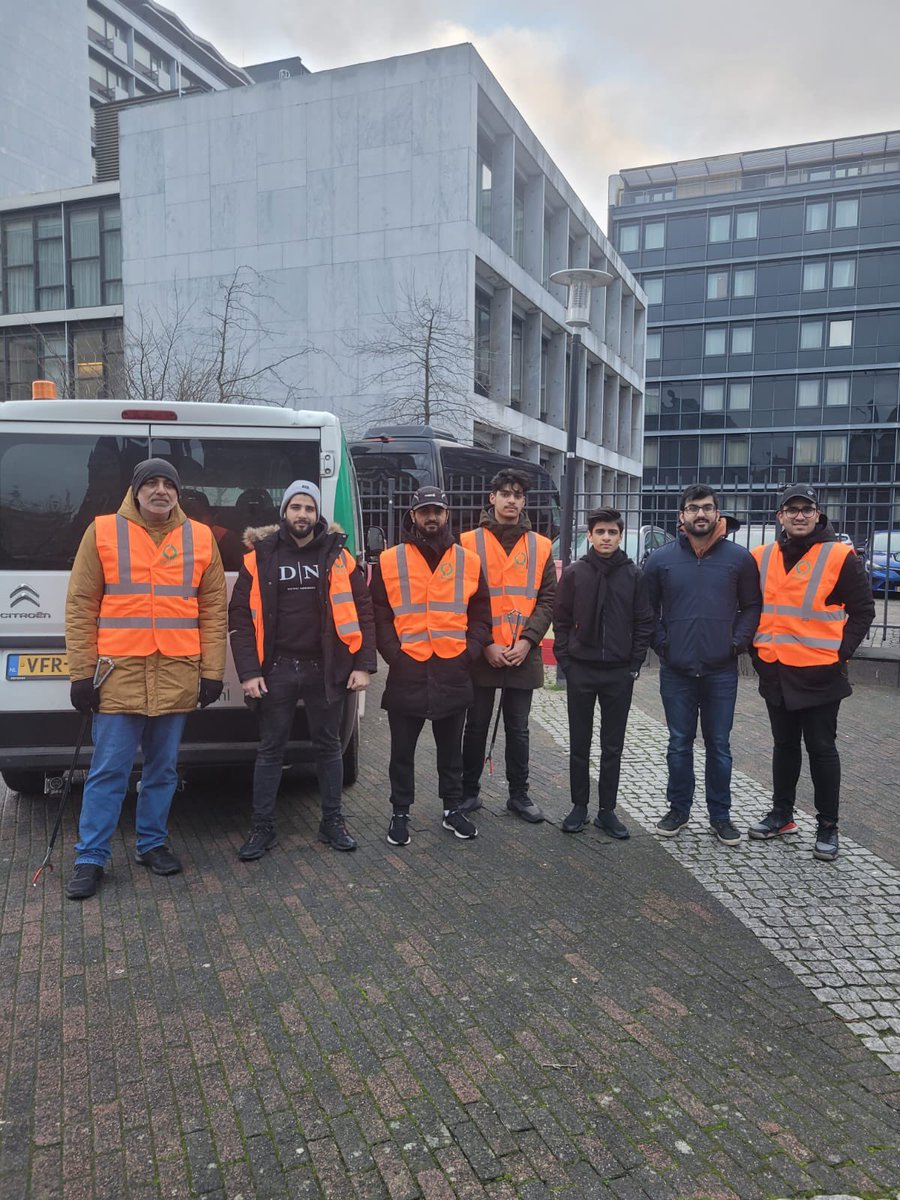 EindhovenAMJO's tweet photo. Zoals elk jaar waren de leden van de Ahmadiyya Moslim Gemeenschap in #Eindhoven weer vroeg op stap op Nieuwjaarsdag om het vuurwerk op te ruimen. 
Dank aan @Ergon_040 voor de materialen en aansturing!

#nieuwjaar #2024NewYear https://t.co/4jmL8BSkdB