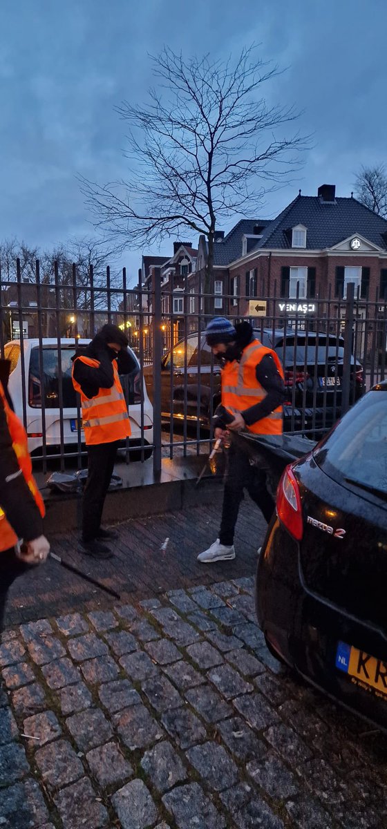 EindhovenAMJO's tweet photo. Zoals elk jaar waren de leden van de Ahmadiyya Moslim Gemeenschap in #Eindhoven weer vroeg op stap op Nieuwjaarsdag om het vuurwerk op te ruimen. 
Dank aan @Ergon_040 voor de materialen en aansturing!

#nieuwjaar #2024NewYear https://t.co/4jmL8BSkdB