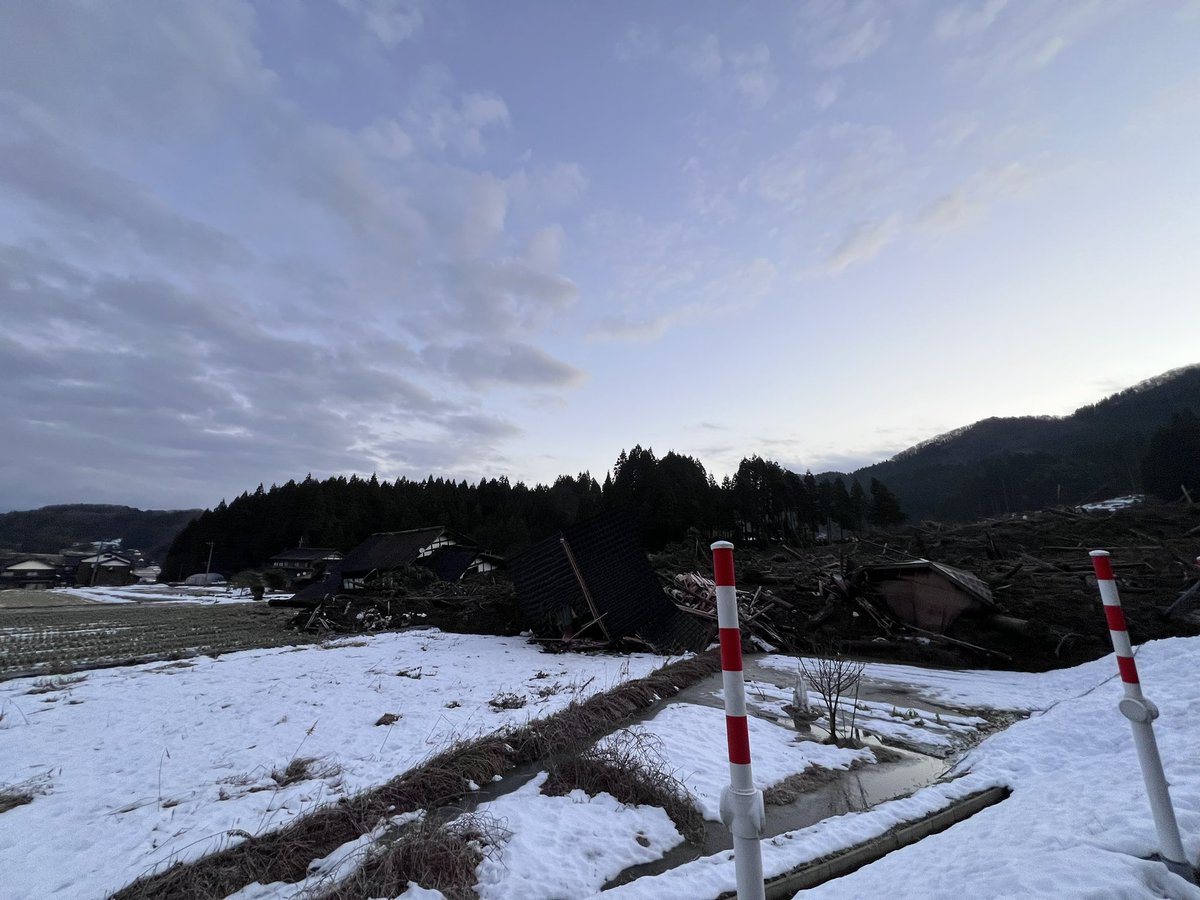 mosaaaaann's tweet image. 輪島市市ノ瀬町地震発生直後の映像です。
自宅上の山がすべて崩落して近隣宅すべて巻き込まれていきました。山間部では土砂崩れがあちこちで起きています。避難所では物資不足(特に燃料と食料飲料水)が深刻です。
私自身は一家全員で金沢に避難しました
少しでも多くの方に現状を知ってほしい