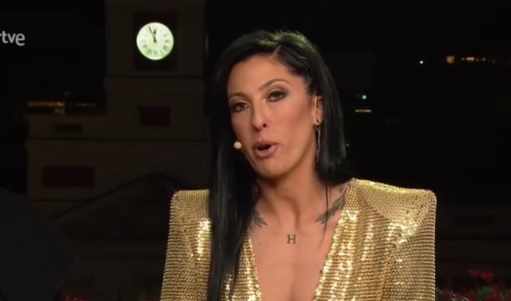 La 1. Es Olga Carmona, con su Gol le dio la victoria a España en el mundial de fútbol. 
La 2. Jenny Hermoso. La del pico  

Si querían que la campanada las diera una mujer que lo merecía por mérito, por grandeza y representando el feminismo por que no las dio Olga? PREGUNTO