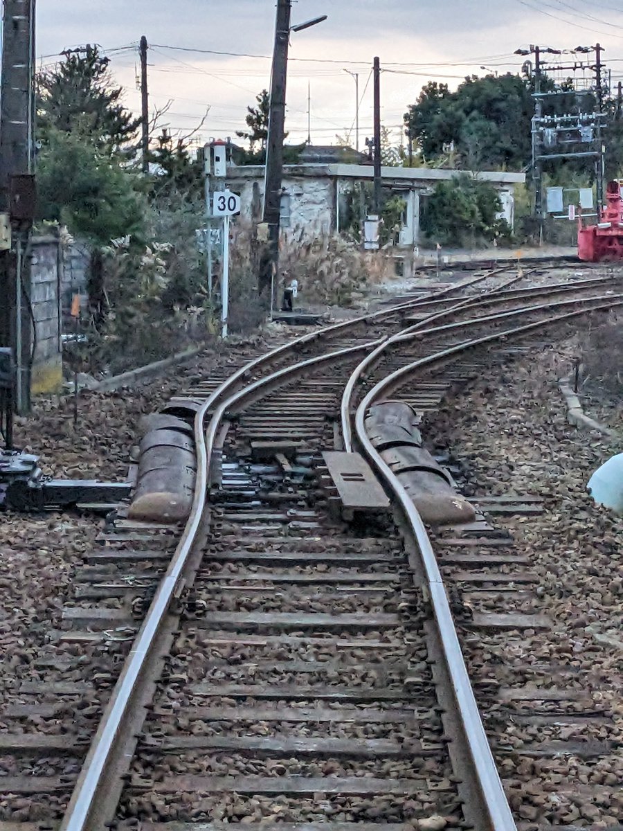＃氷見線
#地震の被害 
伏木駅氷見方ポイント
復旧に時間かかりそうです