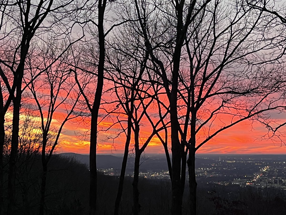 Vibrant Monte Sano sunset #alwx #hunwx
📷: David McElhaney