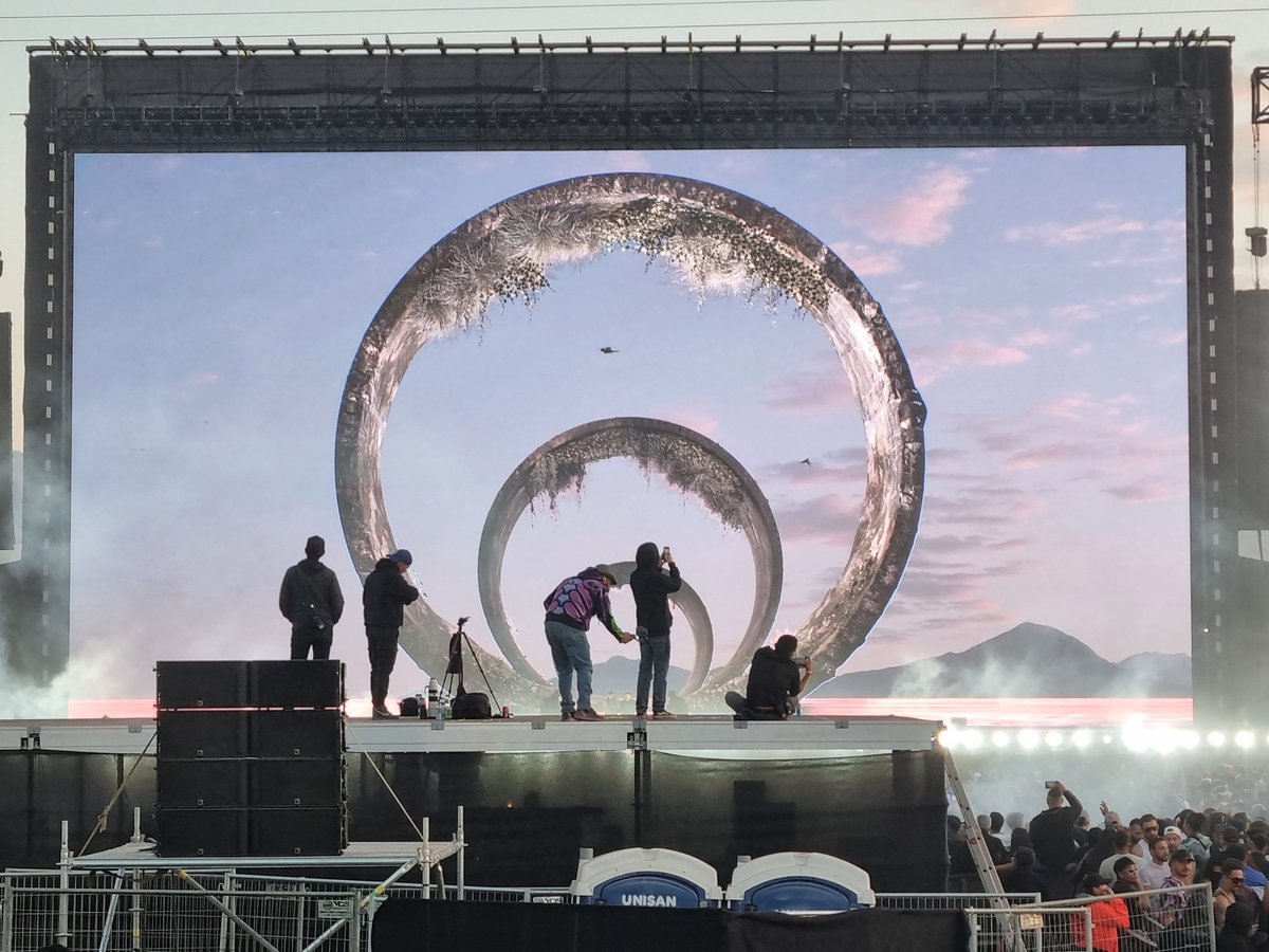 memes86613880's tweet photo. En base a mi experiencia en @Afterlife #Afterlifechile fue bueno, podría haber estado mucho mejor, fuegos artificiales, luces, sonido, y humo. Por otro lado no logré grabar un lindo recuerdo por la culpa de estos imprudentes (staff) quienes taparon pantalla casi toda la noche. https://t.co/0h82Ux6s2O