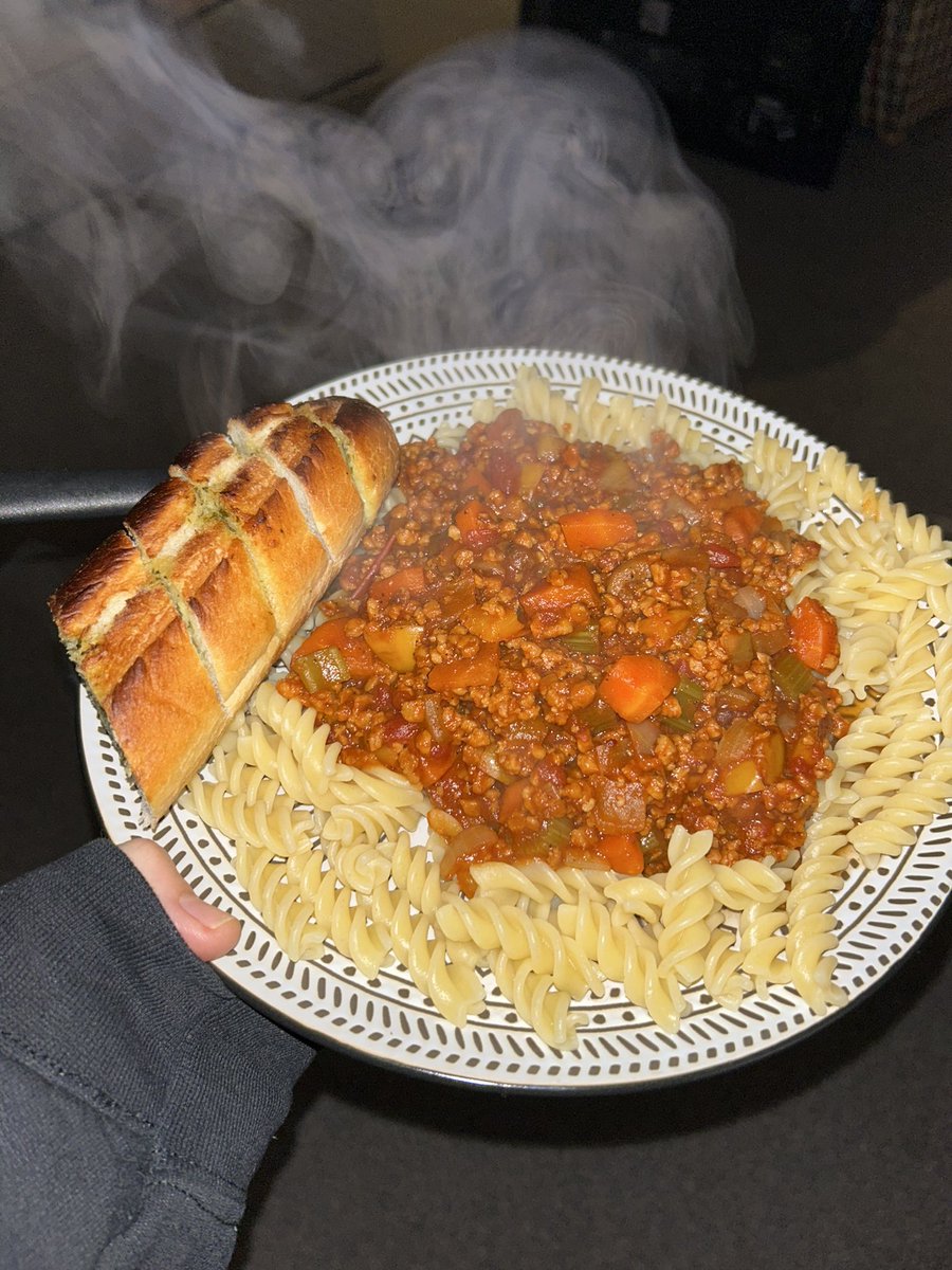 bolognaise with pasta instead of spaghetti (because it’s better that way 😉) & garlic bread xx
All vegan, of course ✨🌱
#vegan #veganfood #veganism #veganforthem #veganfortheplanet #veganfortheanimlas #plantbased #Veganuary2024 #Veganuary