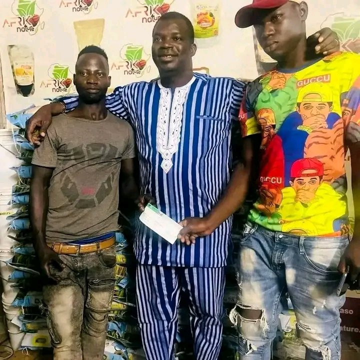 La_tele_en_vrai's tweet photo. Dieu n'a pas oublier #Yacouba et #Adama ils ont été invités par un PDG à Bobo✊🇧🇫 https://t.co/CX36JbgeVR