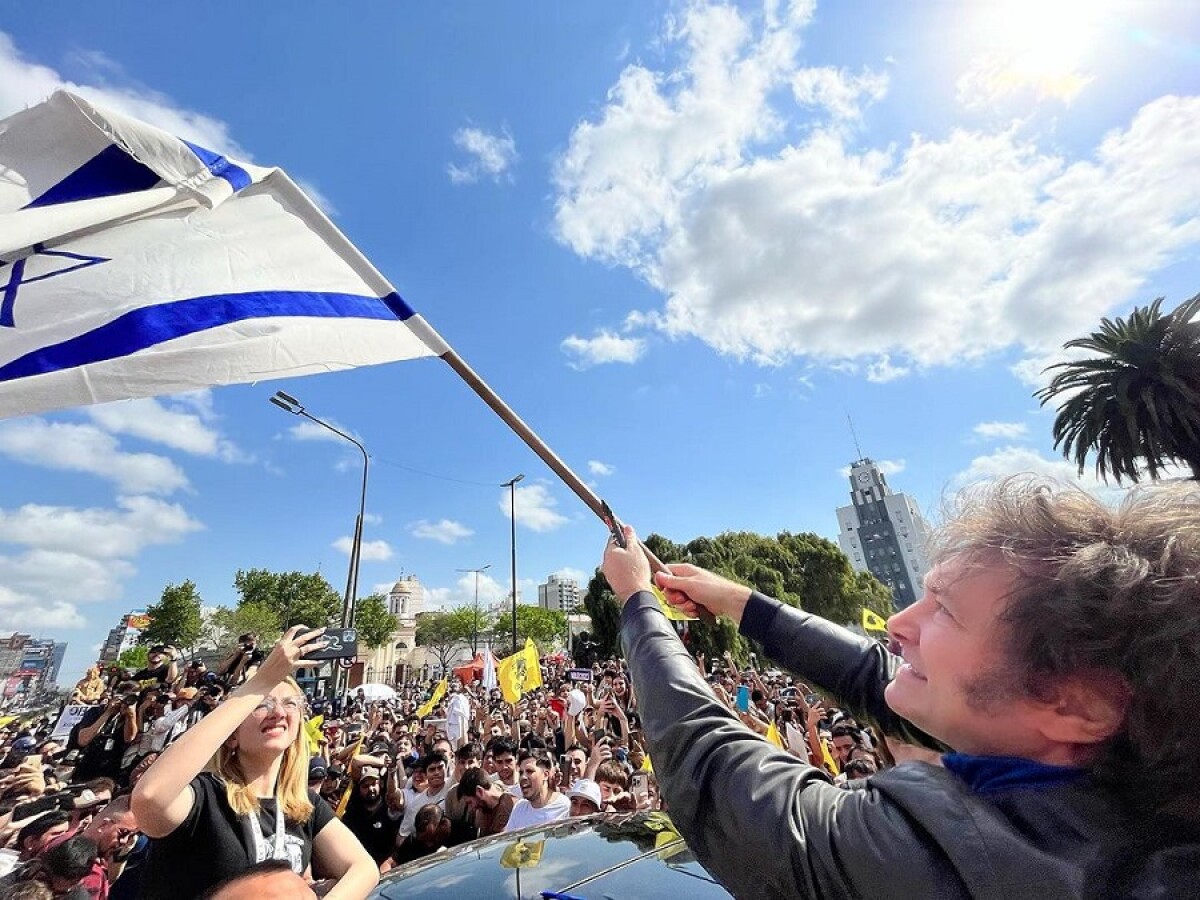 ¿Alguien vio a Milei levantar alguna vez la bandera Argentina?