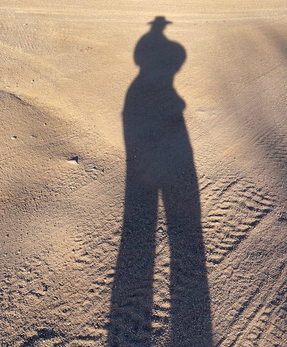 My shadow is actually ridiculous. 🤣🖤 https://t.co/plOWMJyiKv