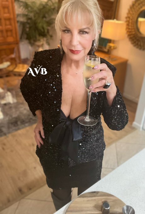 Toasting a new year with my YouTube fans. The naughty version is at https://t.co/4L9FTqXVLk  Date, chat<a href="/tag/elegantgilf"class="tags"><span>#elegantgilf</span></a>