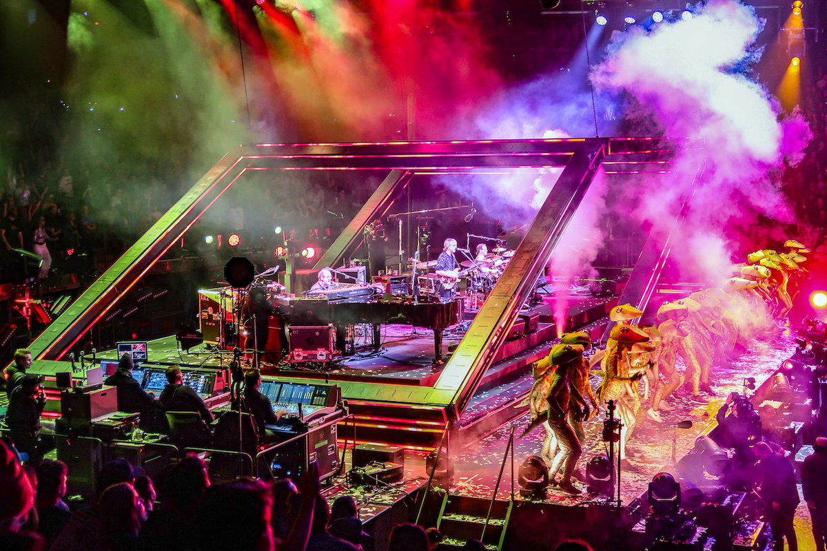 A mainstage with lifts, a custom flown rhombus, a performer flying winch for Colonel Forbin’s ascent, and some signature automated lighting rigs to dive into @Phish’s fictional universe - the #Gamehendge mythical land. 📸 @aznpics #TAIT #MomentsThatMovePeople #Phish