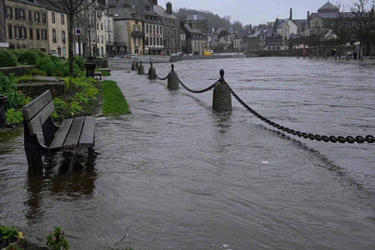 Inondations et crues : le périphérique de Nantes coupé, des habitants relogés en Loire-Atlantique et en Bretagne sudouest.fr/environnement/…