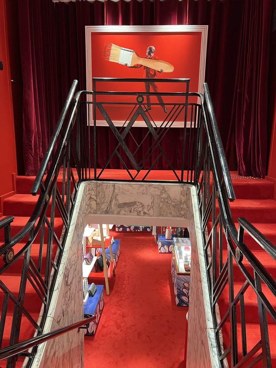 andrilucci's tweet photo. Cumplí un sueño de pequeña y era conocer una tienda de Christian Louboutin en Paris ❤️ el cual admiro por reflejar la elegancia del color rojo acompañado de cualquier color.  @LouboutinWorld https://t.co/7CMY9Fl7b4