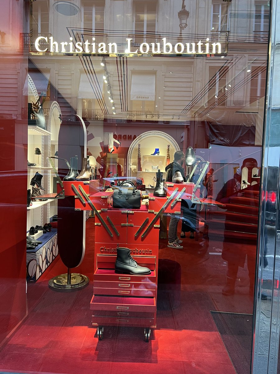 andrilucci's tweet photo. Cumplí un sueño de pequeña y era conocer una tienda de Christian Louboutin en Paris ❤️ el cual admiro por reflejar la elegancia del color rojo acompañado de cualquier color.  @LouboutinWorld https://t.co/7CMY9Fl7b4