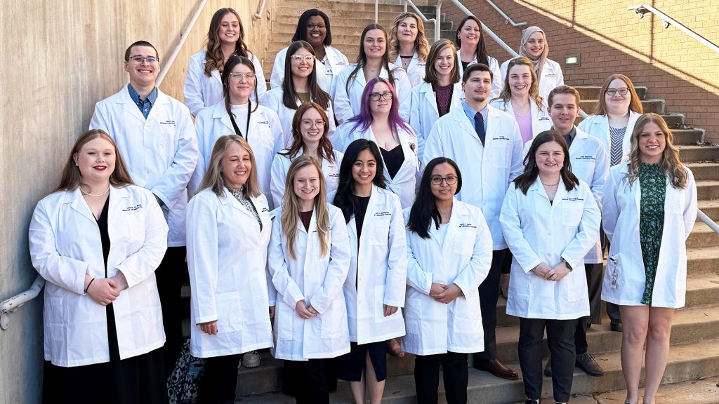 📢Congratulations to the graduates of the @uamschp Medical Laboratory Sciences program! Students graduated from the program December 18th and received their personalized white coats. Read more on the program and the bright future of the job market here: inside.uams.edu/.../medical-la…