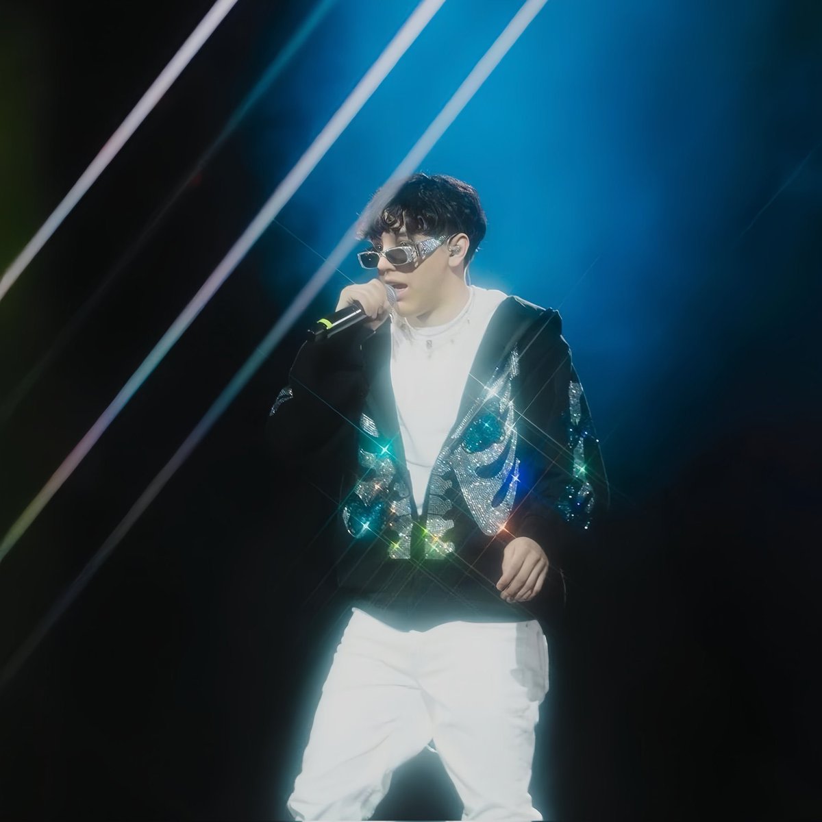 Xavi becomes the first Mexican artist to reach #1 with a solo song in global Spotify chart history.