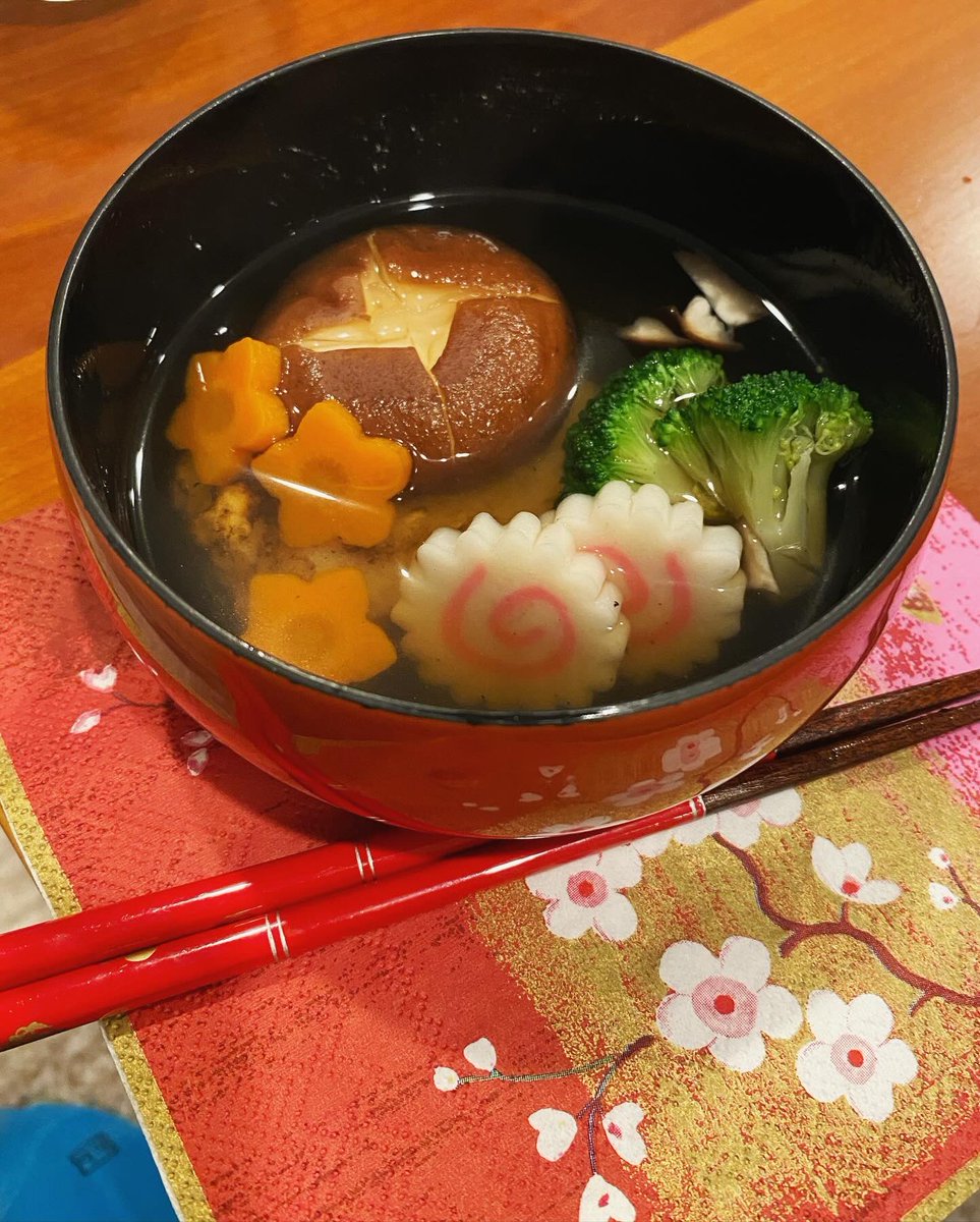 jerryneko's tweet photo. 明けましておめでとうございます🎍
年末、左目に久々の結膜下出血を起こし、ホラーな顔となっておりますが、元気に新年を迎えることが出来ました。
どうぞ今年もよろしくお願いします😘
#おせち料理 #おせち #お正月 https://t.co/ZUhbkLCMSR