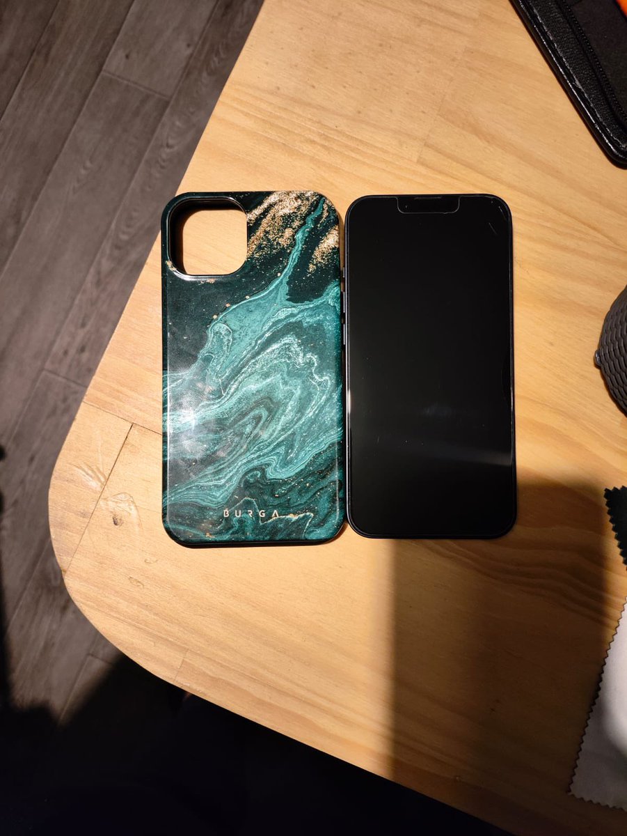 Camillinie's tweet photo. Hello ! 
✨Je vends mon iPhone 13 ! ✨
Très bon état. Câble , coques(beaucoup…), protèges écran (à poser) fournis avec. Batterie à 88%. MP pour plus d’info !  
RT apprécié ❤️
Merciiii https://t.co/cznYgnHbab