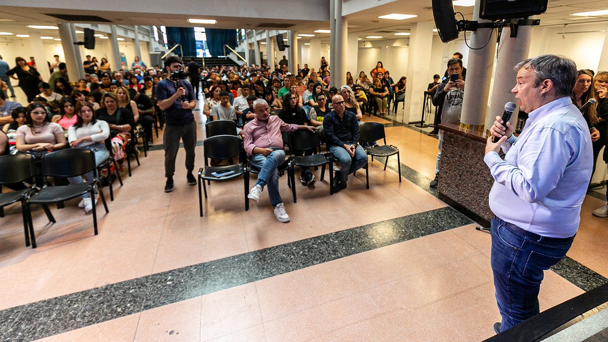 CascallaresPJ's tweet photo. En esta emotiva ceremonia más de 200 personas recibieron su certificado de cursos formativos que abarcan áreas, como Soldador Básico, gestor Integral de Compostaje, Operador de Equipos de Prototipado, Proyectista de Oficina Técnica y Desarrollo de Indumentaria y Accesorios. https://t.co/ga3mAQ0Hl4