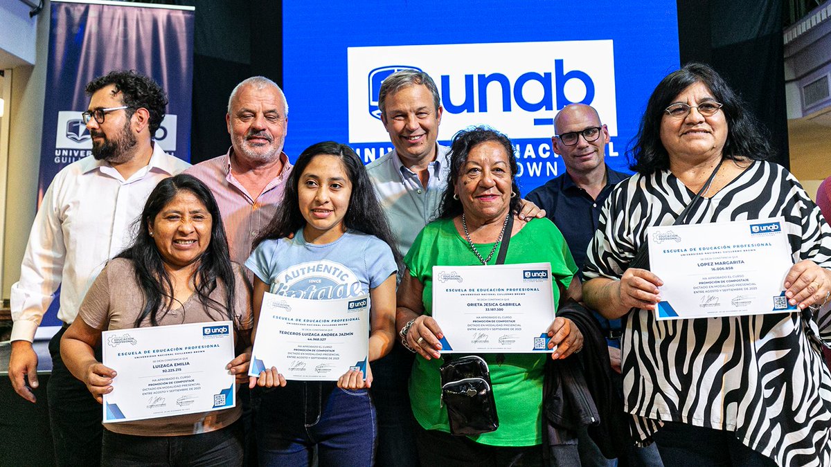 CascallaresPJ's tweet photo. En esta emotiva ceremonia más de 200 personas recibieron su certificado de cursos formativos que abarcan áreas, como Soldador Básico, gestor Integral de Compostaje, Operador de Equipos de Prototipado, Proyectista de Oficina Técnica y Desarrollo de Indumentaria y Accesorios. https://t.co/ga3mAQ0Hl4