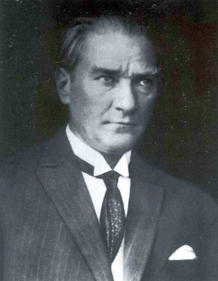SMEYDAN's tweet photo. ATATÜRK HALİFELİĞİ ANLATIYOR:

“Efendiler, açık ve kesin söylemeliyim ki, Müslümanları hâlâ bir halife korkuluğu ile uğraştırıp aldatmak gayretinde bulunanlar, yalnız ve ancak Müslümanların ve özellikle Türkiye’nin düşmanlarıdır. Böyle bir oyuna kapılıp hayal kurmak da ancak ve ancak cahillik ve gaflet eseri olabilir.” (1927)

"Görülüyordu ki, boş bir istek ve heves için, bir vehim ve hayal için, Türk halkını mahvetmek istiyorlardı. Hilâfet ve halifeye görev ve yetki vermek düşüncesinin temelinde yatan esas bundan ibaretti." (1927)

"Türk milletinin başında belâ olduğu yüzyıllardan beri kanıtlanmış olan hilâfetin kaldırılmasıyla Türk Cumhuriyeti, tarihin akışında lâyık olduğu temiz ve kuvvetli saygınlık düzeyini hakkıyla elde etti. Cumhuriyet Halk Partisi, Türk bağımsızlığı gibi Türk Cumhuriyeti’ni de hilâfetten ve her türlü ortaklık ve karışmalardan uzak sağlam ve güvenli şekilde sonsuza değin korumaya vücudunu adamayı, vatanın birinci derecede varlık sebebi saymaktadır." (1927)

"Unvanı halife olsun, ne olursa olsun hiç kimse, bu milletin yazgısında ortaklık sahibi olamaz. Millet, buna kesinlikle izin veremez. Bunu teklif edecek hiçbir milletvekili bulunamaz." (1927)
 
"Millî egemenlik ilkesi, hilafetsiz Türk Cumhuriyeti ile en sağlam şekline ulaştırıldı." (1927)

"Açık ve kesin söylemeliyim ki, İslâm topluluğunu bir halife ürkütücü hayaliyle hâlâ uğraştırmak ve aldatmak çabasında bulunanlar, yalnız ve ancak İslâm topluluğunun ve özellikle Türkiye’nin düşmanlarıdır. Böyle bir oyuna hayalini bağlamak da, ancak ve ancak bilgisizlik ve dalgınlık eseri olabilir. (1927)

“Hilafet milletimize baş belasıdır... Hilafet hiçbir şey kazandırmamıştır. Birçok musibetler getirmiştir.”  
(1923) 

"Tarihimizin en mesut devresi, hükümdarlarımızın halife olmadıkları zamandır." (1923)

"Hilâfet, geçmişin bir rüyası olup zamanımızda gereği yoktu." (1924)

“Halife ve halife makamının dinen, siyaseten varlığının hiçbir mana ve hikmeti yoktur. Türkiye Cumhuriyeti safsatalarla varlığını, istiklalini tehlikeye koyamaz.”
(1924)

"İngilizler esaret altında bulundurdukları İslam âlemine karşı baskısını kolayca sürdürebilmek için, kıymetli bir bir araca muhtaçtır. İngilizlerin gözünde bu değerli araç, hilafet makamına oturtacakları kişidir." 
(1921)

"İstanbul’da saltanatlarının, zevk ve eğlenceye düşkünlüklerinin, çıkarlarının devam ettirilmesini düşmanların anavatanımızı istilâ etmek emellerine uydurmakta, onlarla işbirliği yapmakta, düşman devletlerin her isteğine boyun eğmekte asla tereddüt göstermeyen, vicdanları sızlamayan, milletimizin özgür ve bağımsız yaşama kararını kırma için haince girişimlerden çekinmeyen sultan ve halifenin, artık bu vatanda asla yeri yoktur ve olamaz." (1925)

Bkz.👇

https://t.co/kj5rAZIDMr

Atatürk'ün 100 yıl kadar önce gördüğü gerçeği, 100 yıl sonra bugün bile göremeyen, görmek istemeyen ne çok hayalperest siyasetçi ve sözde aydın var! Tabi 21.yüzyılda hilafet naraları atanların büyük bir bölümünün Atatürk'ün 100 yıl kadar önce dediği gibi, Türkiye Cumhuriyeti'nin düşmanları olduğunu görmek gerekir.