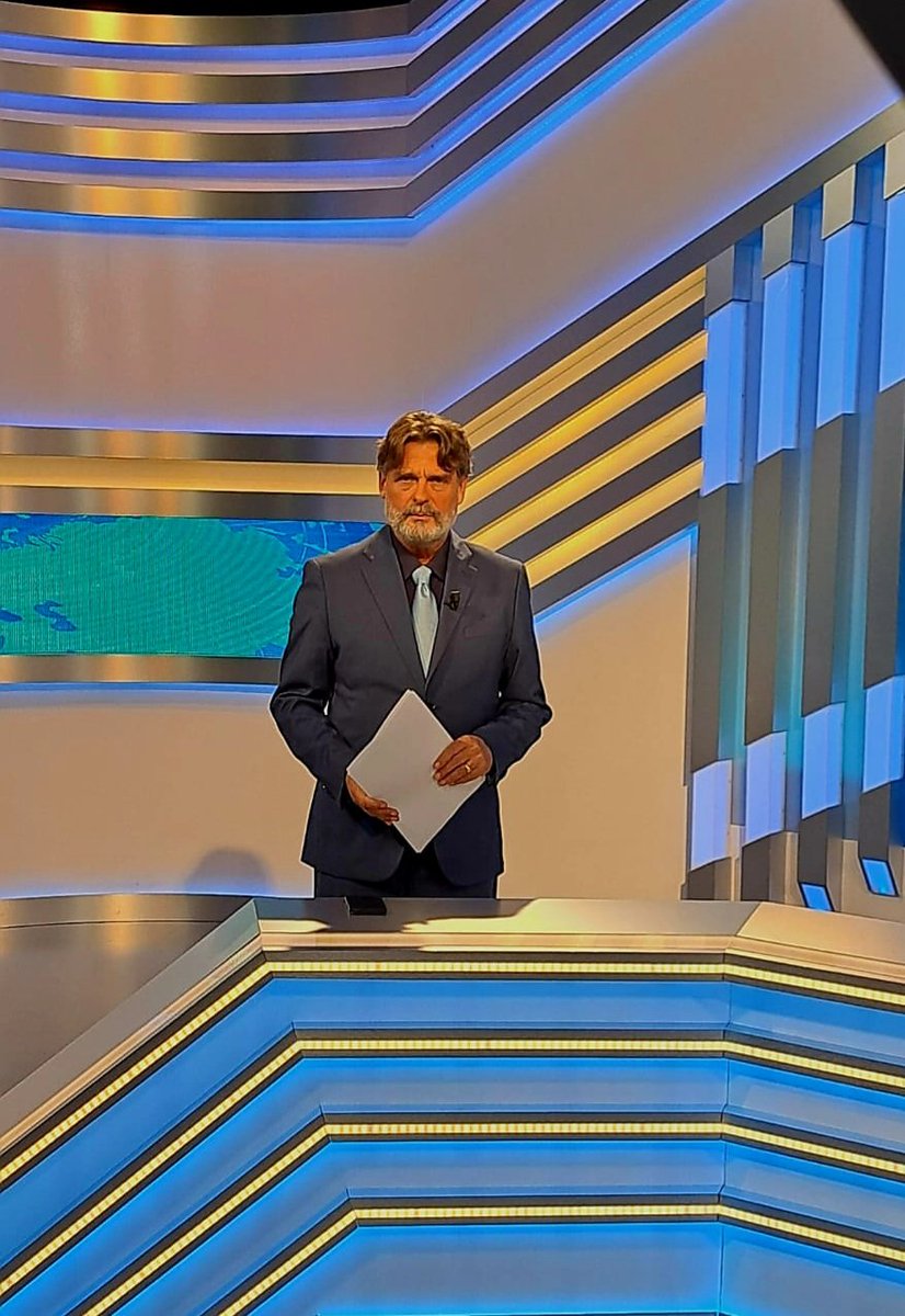 MicScianca's tweet photo. Anno nuovo, pronto per la conduzione #tg2000 @TV2000it h18.30 e 20 30 #npdv #staytuned 😉 https://t.co/4rrYyLujW4