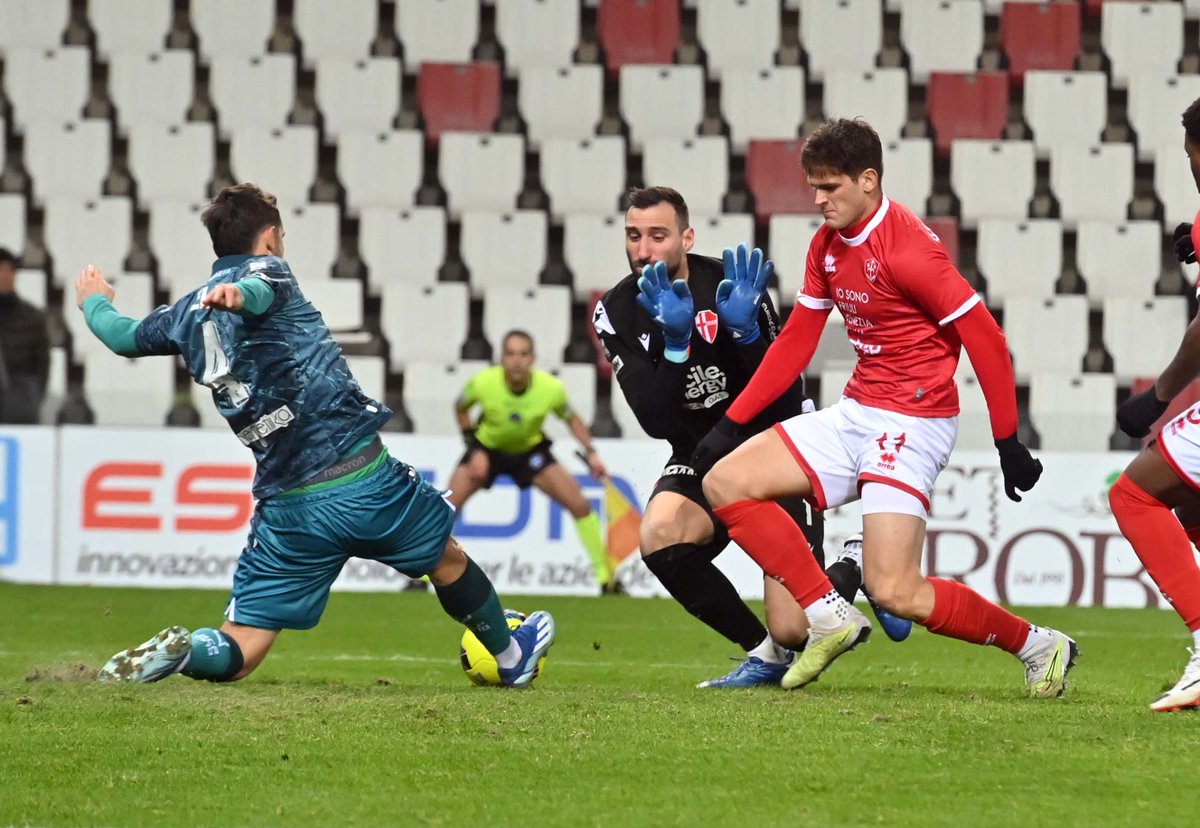 #Calcio #Triestina Il mercato alabardato comincia con la partenza di Adorante da <a href="/USTC1918/">U.S.T.C. 1918</a> per #Juvestabia. Le altre mosse domani su  <a href="/il_piccolo/">Il Piccolo</a>. Nella foto di <a href="/franzbruni1/">franz bruni</a> l'ultima partita contro <a href="/PadovaCalcio/">Calcio Padova</a>