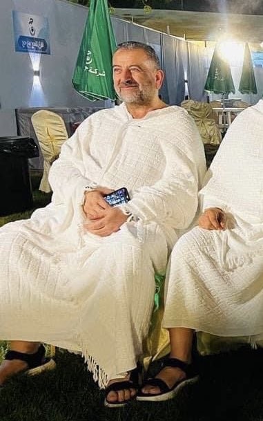 BelalElbukhary's tweet photo. هذه صورة "صالح العاروري" خلال تأديته شعائر الحج العام الماضي.

وكانت أول مرة يحج، فطلب منه أحد معاونيه التقاط صور تذكارية فقال له: "خذ صورتين فلا أظن أني سأكمل هذا العام، وهذا آخر عمل أرجو أن أختم به حياتي."

ومد الله بعمره حتى يكون مهندس "طوفان الأقصى"، فاللهم تقبل حجته ونضاله! https://t.co/4whcb0qXux