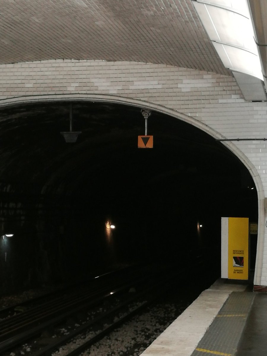 Scratchy_Lechat's tweet photo. Bon les copains de la RATP, quelqu'un pour me dire à quoi sert ce truc que l'on trouve sous la voûte des tunnels de certaines lignes ? https://t.co/BehaBYwTJW