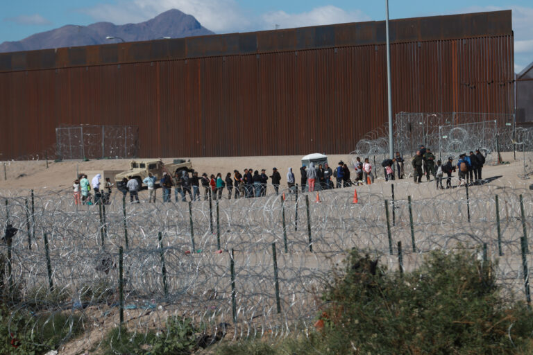 #2Ene Llegada récord de migrantes a la frontera sur de EEUU pone a Biden contra las cuerdas