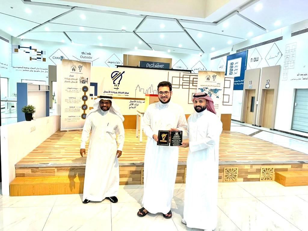 Riyadah_IU's tweet photo. وتم تكريم أ. زيد بن محمود التوخي نظيراً لما قدمه من دورات وورش عمل في المركز خلال عام ٢٠٢٣.

والطالب خالد زكريا أبونجيله لعمله وتميزه أثناء فترة عمله في المركز . https://t.co/CK5IU1mSSo