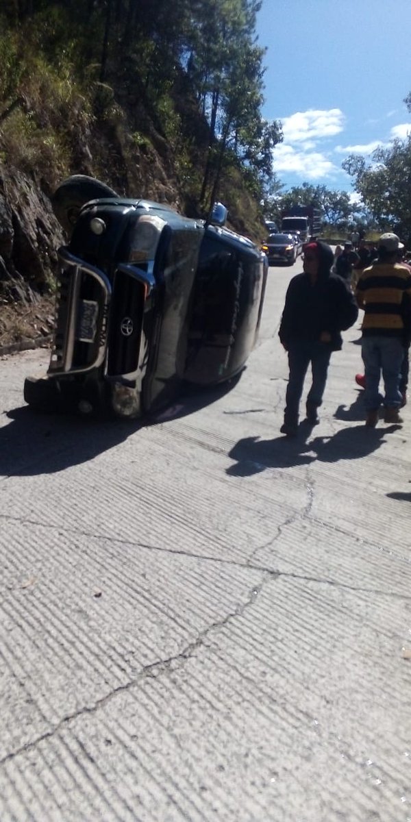 Leonida76032322's tweet photo. Cuatro Personas Lesionadas al accidentarse en San Ignacio calle las pilas Río Chiquito Chalatenango. https://t.co/LoKXtiNNaj