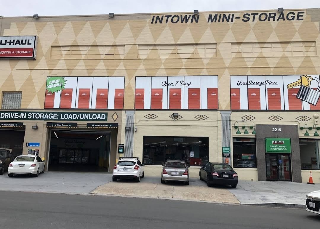 alanhenney's tweet image. U-HAUL TRUCK STOLEN--- from U-HAUL Moving &amp;amp; Storage at 2215 5th St NE DC off Rhode Island Ave.  Police are looking for an orange and white U-HAUL truck that was taken from this facility earlier.  #EckingtonDC @uhaul