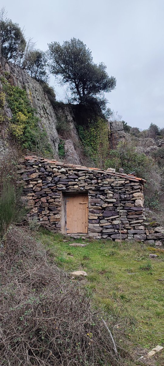 Refugio de Cerrogordo- Cueva de los pilares- Caballos en el collado de la Estaca- Un nuevo refugio
Puro Moncayo