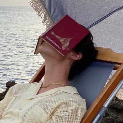 offconore's tweet image. ⌗ livros lidos em 2024. 
— a thread 

“𝑈𝑚 𝑙𝑒𝑖𝑡𝑜𝑟 𝑣𝑖𝑣𝑒 𝑚𝑖𝑙 𝑣𝑖𝑑𝑎𝑠 𝑎𝑛𝑡𝑒𝑠 𝑑𝑒 𝑚𝑜𝑟𝑟𝑒𝑟. 𝑂 𝑖𝑛𝑑𝑖𝑣𝑖𝑑𝑢𝑜 𝑞𝑢𝑒 𝑛𝑢𝑛𝑐𝑎 𝑙𝑒 𝑣𝑖𝑣𝑒 𝑎𝑝𝑒𝑛𝑎𝑠 𝑢𝑚𝑎.”  - 𝐽𝑜𝑗𝑒𝑛 𝑅𝑒𝑒𝑑