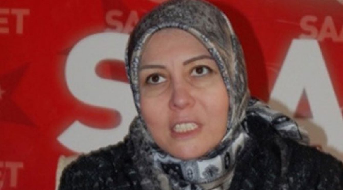 Necmettin Erbakan'ın kızı da şeriat istiyordu. 
Miras ortaya gelince, şeriata göre yarım pay almamak, medeni kanuna göre eşit pay almak, için kardeşini mahkemeye verdi.

Siyasal İslam gerçekleri..