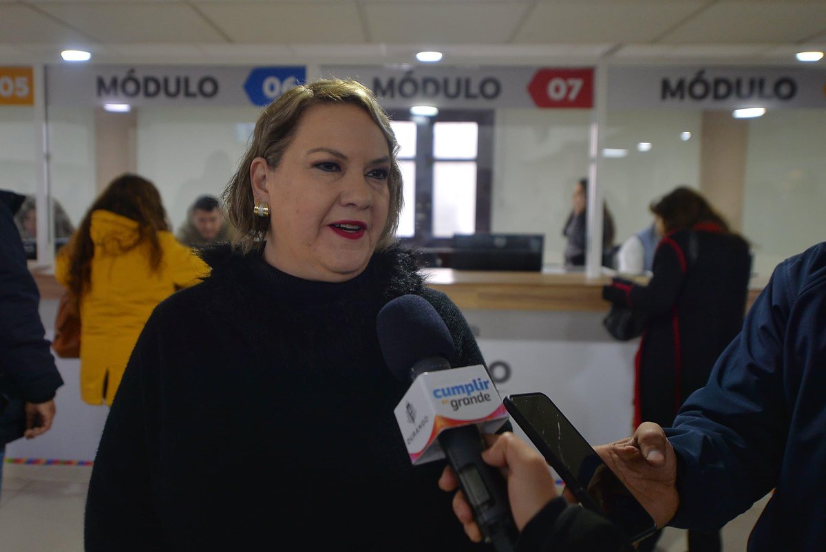hermannlinden's tweet photo. Como cada inicio de año, los duranguenses cumplidos, han acudido a los distintos Centros Multipagos y módulos para sus contribuciones, lo que refleja la confianza de los ciudadanos con el @gobdgo de @EVillegasV así lo informó la secretaria de @FinanzasDGO Bertha Cristina Orrante Rojas, quien mencionó también que ahora se cuenta con 2 nuevos espacios como el Centro Mulitpago de calle Constitución y en Plaza San Agustín, además de los que ya estaban establecidos, como en Paseo Durango y en la Unidad Administrativa Municipal.