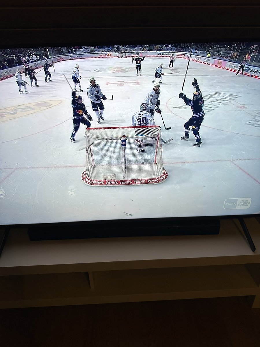 langskuddet's tweet photo. 6-1 midway in second period. We may have a winner here? https://t.co/p97h1cm0qr