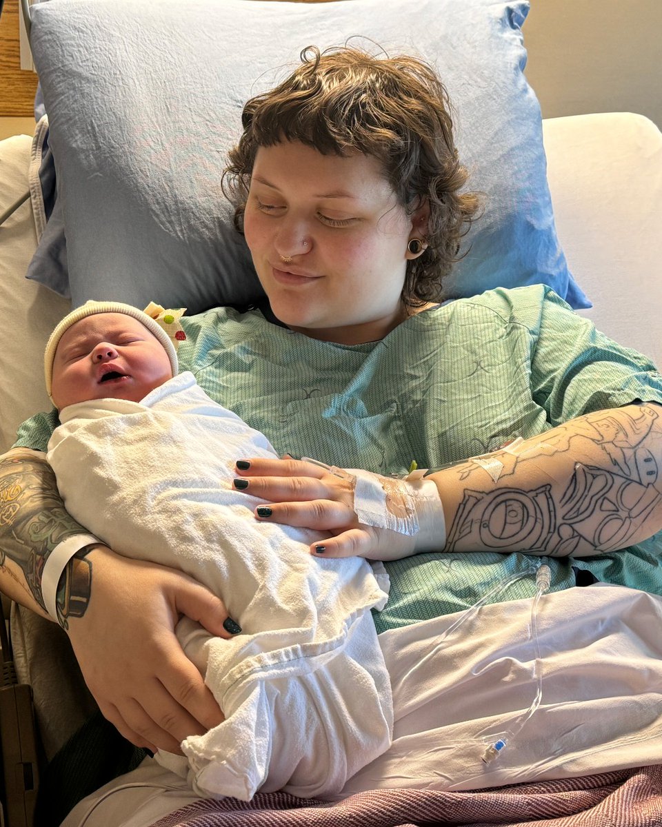 Welcome to the world, New Year's babies! 🎉👶 The first baby of 2024 born at an Alberta hospital is Isley Noelle Falk. She was born at midnight at Grey Nuns Community Hospital in #YEG, weighing 10lbs 0oz.