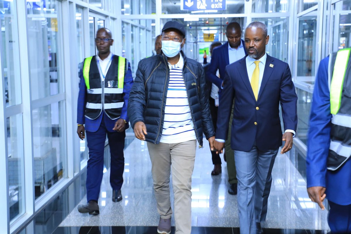 HonWetangula's tweet photo. This evening, i arrived in Kampala, Uganda to participate in 𝐭𝐡𝐞 𝟐𝟕𝐭𝐡 𝐂𝐨𝐧𝐟𝐞𝐫𝐞𝐧𝐜𝐞 𝐨𝐟 𝐒𝐩𝐞𝐚𝐤𝐞𝐫𝐬 𝐚𝐧𝐝 𝐏𝐫𝐞𝐬𝐢𝐝𝐢𝐧𝐠 𝐎𝐟𝐟𝐢𝐜𝐞𝐫𝐬 𝐨𝐟 𝐭𝐡𝐞 𝐂𝐨𝐦𝐦𝐨𝐧𝐰𝐞𝐚𝐥𝐭𝐡 (𝐂𝐒𝐏𝐎𝐂) where I will deliver a key note address on the role of Parliaments in mitigating the effects of climate change to safeguard our environment. 

During my tour of duty, I was warmly received by the Deputy Speaker of the @Parliament_Ug , Hon. @Thomas_Tayebwa, Hon. Opolot Fred, MP and the Kenya High Commissioner, Ambassador Maj. Gen. George Owinow.