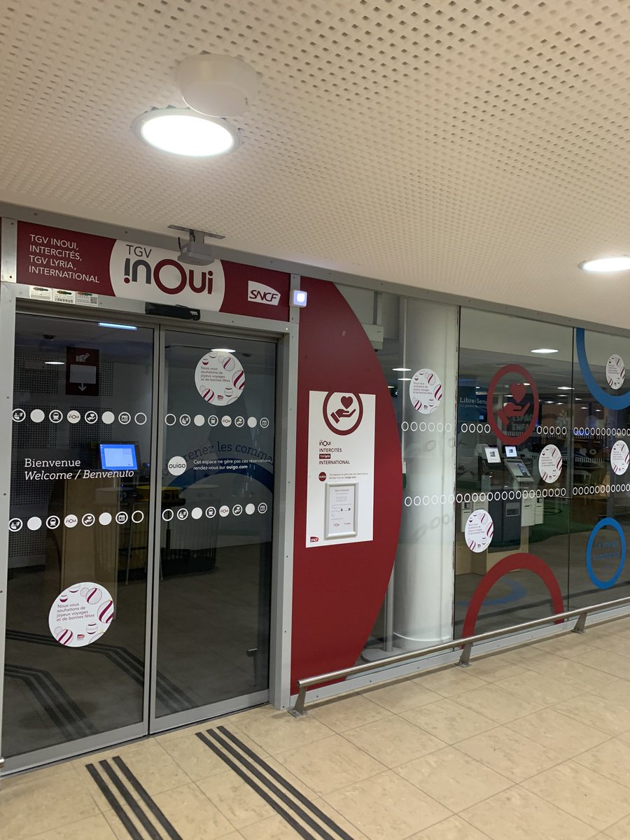 Ju_MMG's tweet photo. Coincé en gare de Dijon suite à des retards important et PERSONNE en agence SNCF. Aucune information, tous les voyageurs à destination de Paris livrés à eux-mêmes. @SNCFVoyageurs @GroupeSNCF @SNCFConnect comment on fait ?? https://t.co/pWiIwtbjyu
