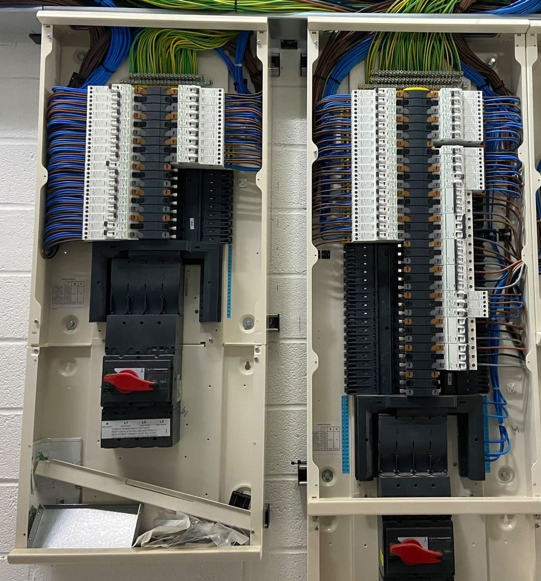 ArtElectrics's tweet image. This was sent in by @powersolutions_ and they put so much work into this install and covered so much ground to ensure the customer was satisfied! 😊

Let&apos;s get more messages to come through with your guy&apos;s fantastic work. 👍

#ElectricianLife #ConsumerUnit #ElectricalWork