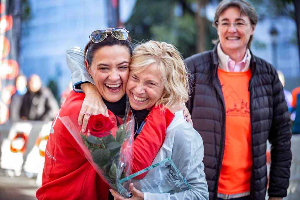 carmelafg's tweet photo. @Alex_Calabuig ¡Aquí está la foto!!! Siempre recordaré a Carmen sonriendo y agradecida por todo. 
@Alex_Calabuig y Carmen Valero, además de muchos otros talentos,  siempre han compartido el de la calidad y la calidez humana 😘 https://t.co/ABp4gWzS3z