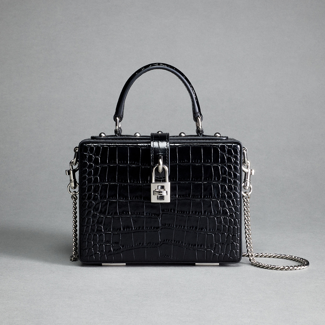dolcegabbana's tweet photo. Formal sophistication, fine detailing and #DolceGabbana flair in a whole new range of accessories: unlock the essence of #DGDNA style with the #DGDolceBox Bag and discover lightness and sensuality with the latest black slingbacks.

Discover more at https://t.co/DzZMKEXibz https://t.co/K3fyGGevsE