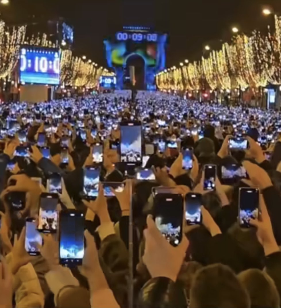 Me encantó el video de la cuenta regresiva multi grabada en París. Esto somos. El celular es una sucursal de nuestro cerebro ya. Y criticar que suceda eso, viéndolo en un cel, es innecesariamente neurótico.